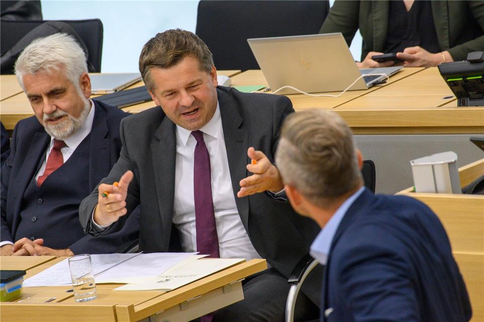 Ministerpräsident Sven Schulze (CDU, Mitte) und AfD-Spitzenkandidat Ulrich Siegmund (rechts) haben sich einen politischen Schlagabtausch im Parlament geliefert.Klaus-Dietmar Gabbert/dpa