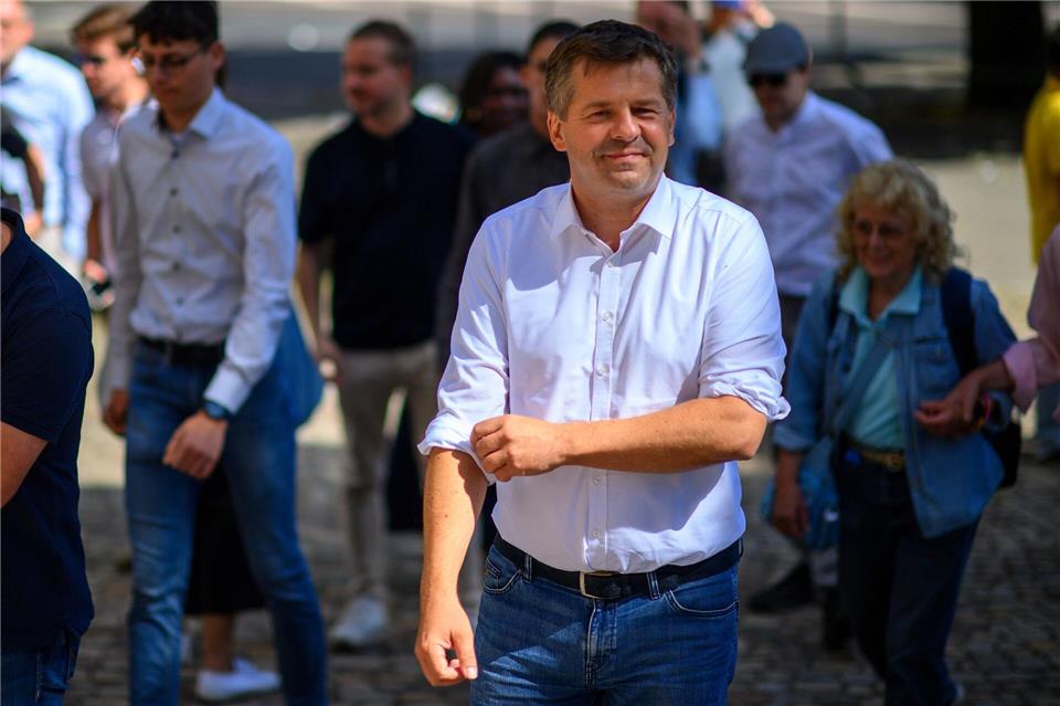 Ministerpräsident Sven Schulze (CDU) hat Förderbescheide über rund 23 Millionen Euro für das geplante MakerLab in Eisleben übergeben. (Archivbild) Klaus-Dietmar Gabbert/dpa