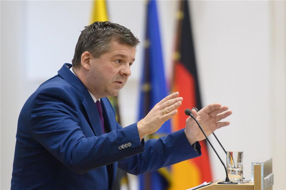 Ministerpräsident Sven Schulze (CDU) möchte die Schulausbildung in Sachsen-Anhalt praxisorientierter ausrichten.Klaus-Dietmar Gabbert/dpa