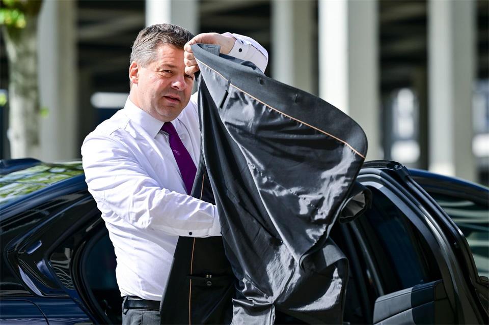 Ministerpräsident Sven Schulze (CDU) nutzt laut Deutscher Umwelthilfe einen BMW 750e xDrive als Dienstwagen. (Archivbild) Sebastian Christoph Gollnow/dpa