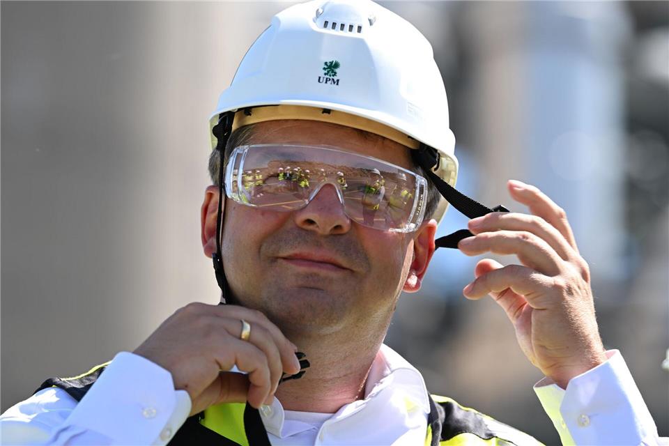 Ministerpräsident Sven Schulze (CDU) übergibt in Leuna einen Förderbescheid über knapp elf Millionen Euro für einen neuen Forschungs- und Entwicklungsstandort. Hendrik Schmidt/dpa