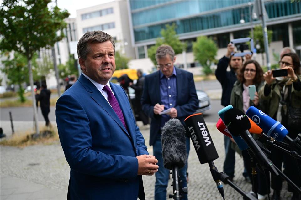 Ministerpräsident Sven Schulze (CDU) verteidigt seine Kritik an den Rentenplänen der Bundesregierung und hält am Erhalt der abschlagsfreien Rente nach 45 Arbeitsjahren fest. (Archivbild) Fabian Sommer/dpa