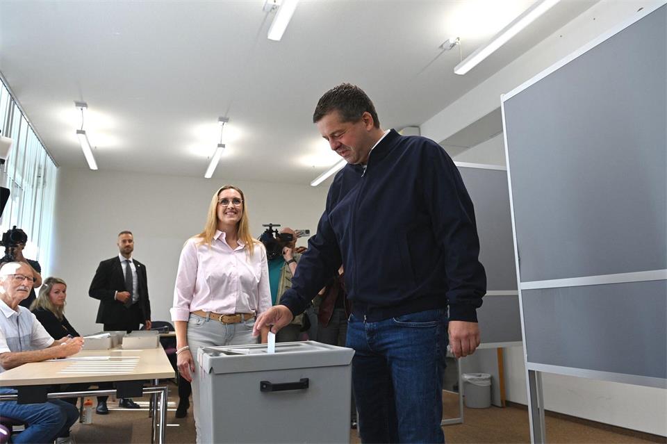 Ministerpräsident Sven Schulze wählt in Magdeburg gemeinsam mit seiner Ehefrau Kati. Klaus-Dietmar Gabbert/dpa