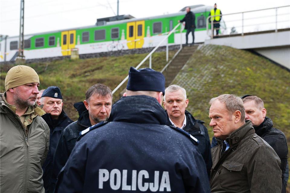 Ministerpräsident Tusk besichtigte am Montag die beschädigte Eisenbahnstrecke. (Archivbild) KPRM/AP/dpa