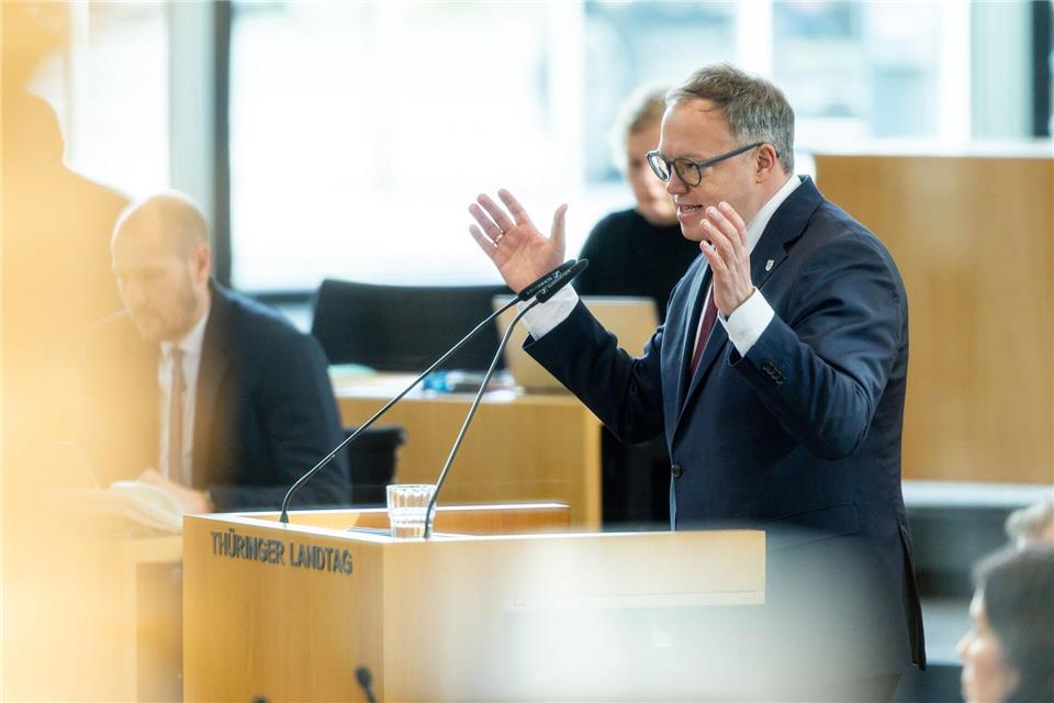 Ministerpräsident Voigt will die Arbeit der Regierung abrechenbar machen - Projekte für 2026 stellte er im Landtag vor.  Michael Reichel/dpa