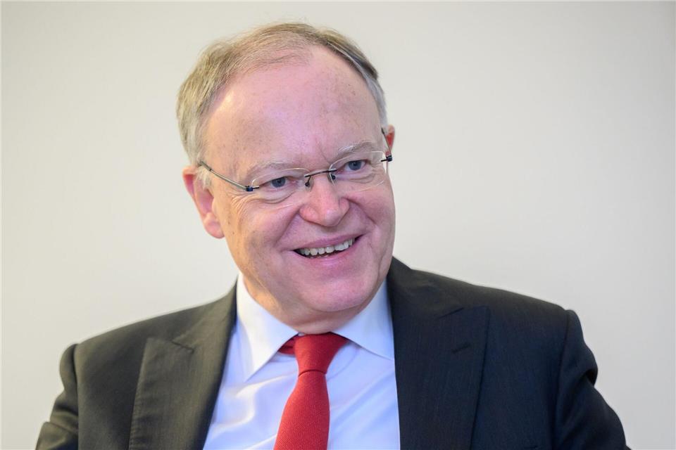 Ministerpräsident Weil teilt gegen CDU-Chef Merz aus Ministerpräsident Weil gilt über Niedersachsens Grenzen hinaus als starke Stimme in der SPD. (Archivbild)Julian Stratenschulte/dpa