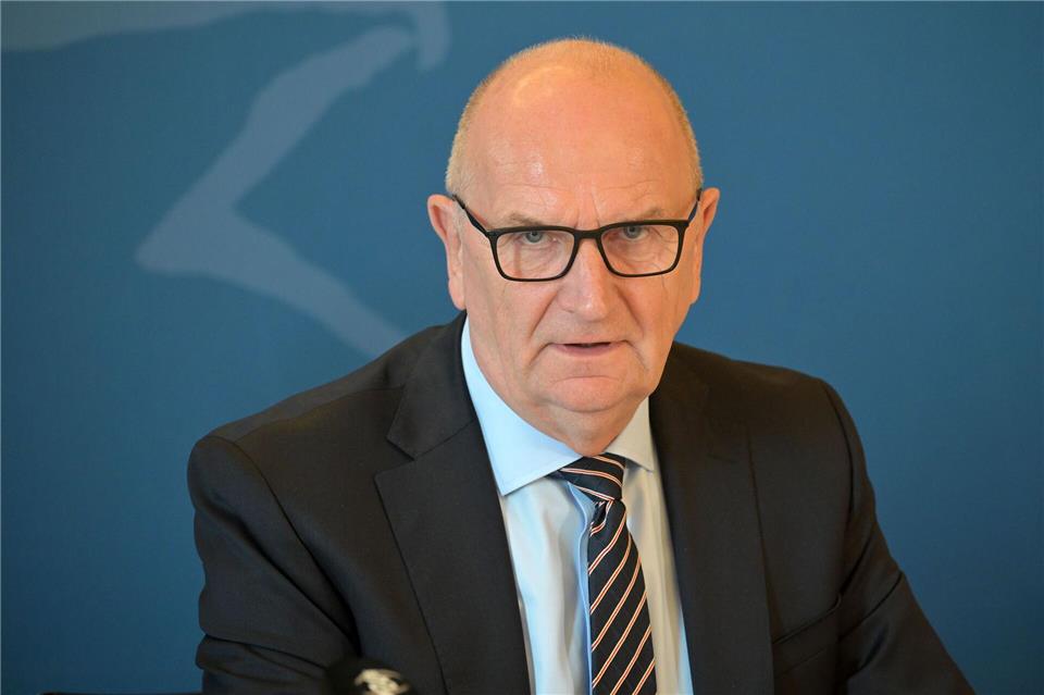 Ministerpräsident Woidke findet, es müsse alles dafür getan werden, dass die Menschen von ihrer Arbeit gut leben können und Treibstoffpreise „erträglich“ bleiben. (Archivbild)Michael Bahlo/dpa