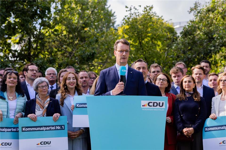 Wüst: Keine „blaue Welle“ bei der Kommunalwahl in NRW Ministerpräsident und CDU-Landeschef Hendrik Wüst hat Grund zum Feiern: Seine Partei ist Wahlsiegerin in Nordrhein-Westfalen.Rolf Vennenbernd/dpa