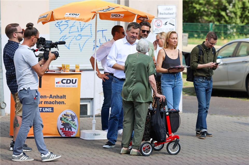 Ministerpräsident und CDU-Spitzenkandidat Sven Schulze sucht das Gespräch mit Menschen in Magdeburg.Peter Gercke/dpa