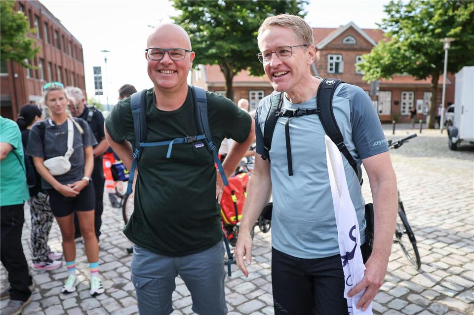 Ministerpräsident und Umweltminister vor dem Start der ersten Wanderetappe.Christian Charisius/dpa