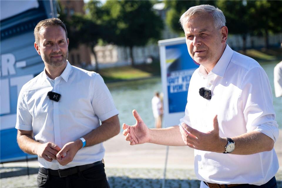 Ministerpräsidentenkandidat Holm und AfD-Spitzenkandidat Schult bei der Vorstellung ihrer Plakatkampagne für die Landtagswahl in Mecklenburg-Vorpommern. (Archivbild)Philip Dulian/dpa