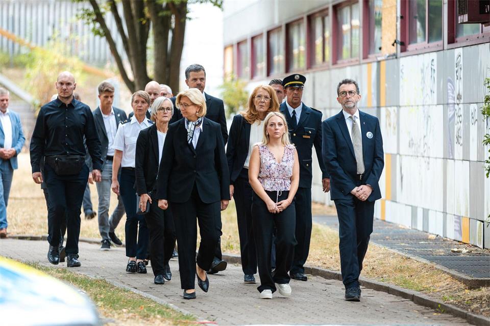 Ministerpräsidentin Anke Rehlinger (SPD), Selina Bohr, Witwe des getöteten Polizeioberkommissars Simon Bohr, und Saarlands Innenminister Reinhold Jost (SPD) führen den Trauermarsch von der Polizeiinspektion Völklingen zur Gedenkstele am damaligen Tatort an.Laszlo Pinter/dpa