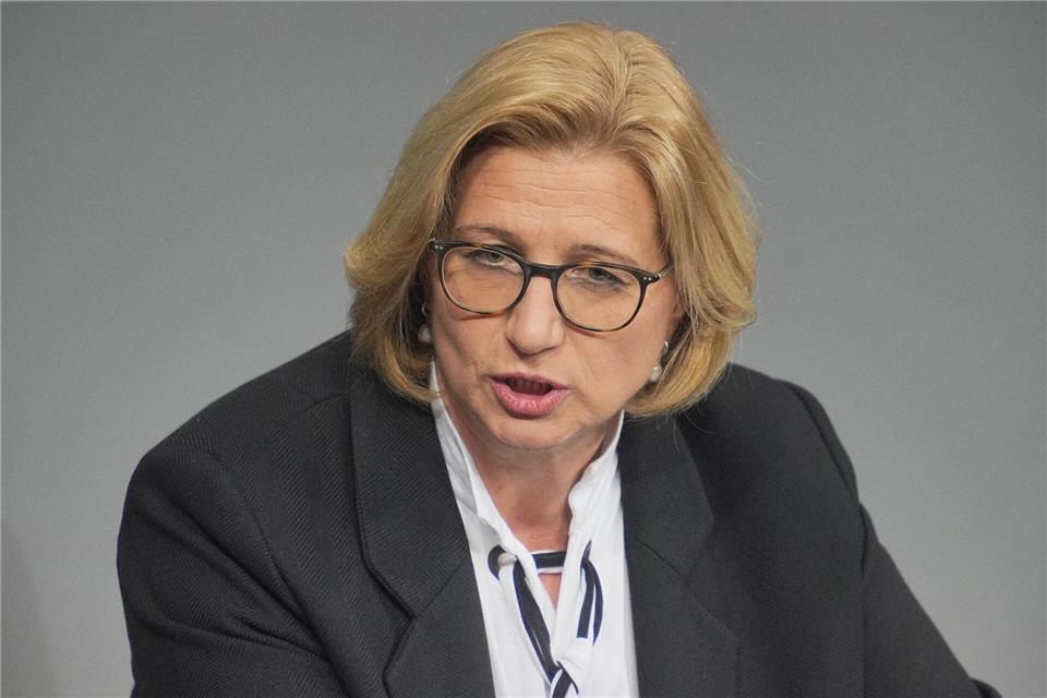 Ministerpräsidentin Anke Rehlinger (SPD) appelliert an die Saarländer, zuversichtlich und selbstbewusst zu sein. (Archivbild)Michael Kappeler/dpa