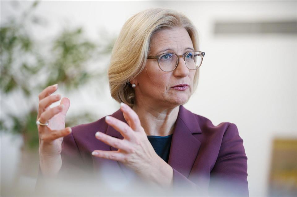 Ministerpräsidentin Anke Rehlinger (SPD) tritt unter anderem für eine Klarnamenpflicht ein. (Archivbild)Oliver Dietze/dpa