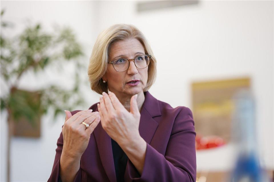 Ministerpräsidentin Anke Rehlinger (SPD) wartet im Autoland Saarland auf die Vorschläge der EU-Kommission zum Verbrenner-Aus. (Archivbild) Oliver Dietze/dpa