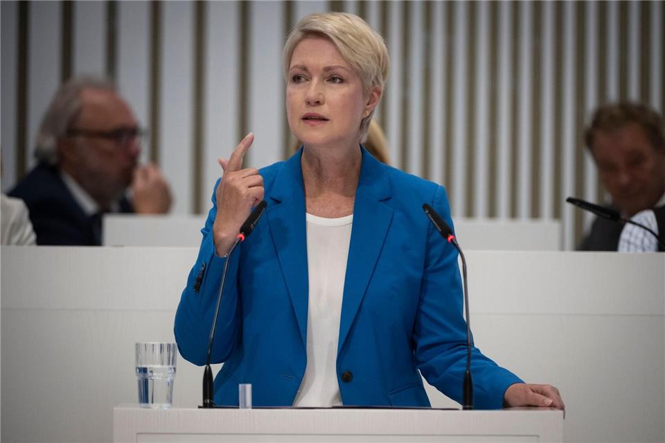 Ministerpräsidentin Manuela Schwesig (SPD) bringt den Haushaltsentwurf ihrer Regierung für die nächsten zwei Jahre in den Landtag ein.Philip Dulian/dpa