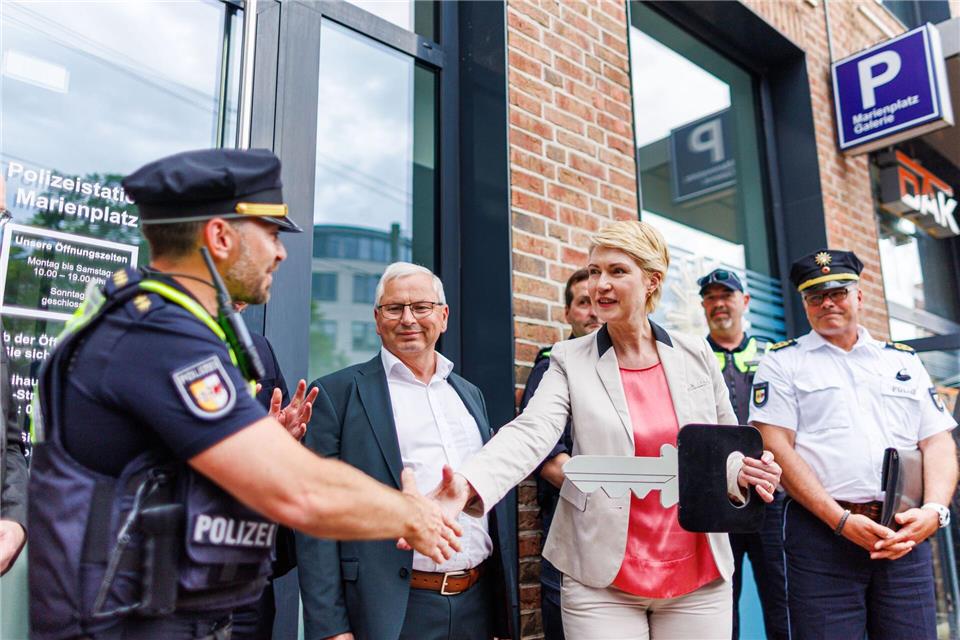 Ministerpräsidentin Manuela Schwesig (SPD) eröffnete die Polizeistation.Jens Büttner/dpa