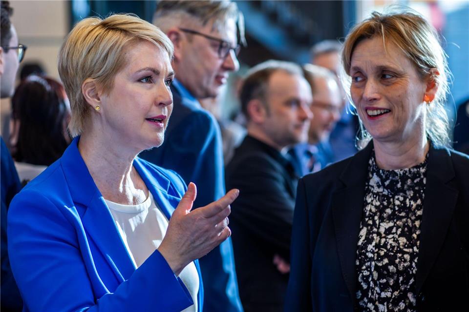 Ministerpräsidentin Manuela Schwesig (SPD, l) widerspricht Bundesbildungsministerin Karin Prien (CDU) – Mecklenburg-Vorpommern sei gegen die Kürzung des Unterhaltsvorschusses. (Archivbild)Jens Büttner/dpa