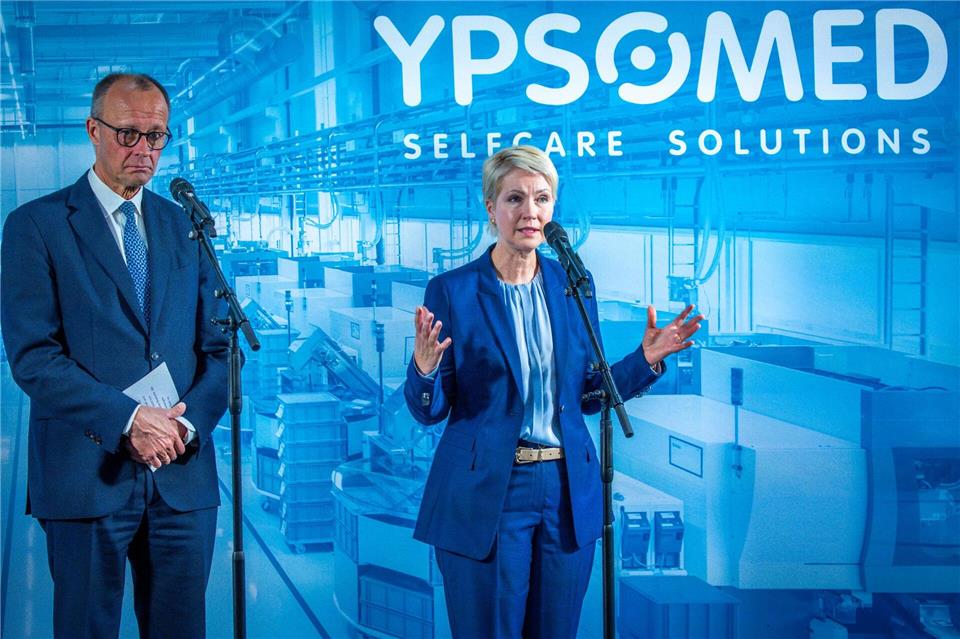 Ministerpräsidentin Manuela Schwesig (SPD) nutzte den Kanzlerbesuch für Standortmarketing. In Schwerin sei noch viel Platz für weitere Ansiedlungen, gab sie Merz mit auf den Weg nach Berlin.Jens Büttner/dpa