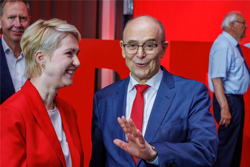 Ministerpräsidentin Manuela Schwesig (SPD) und ihr Vorgänger Erwin Sellering.Jens Büttner/dpa