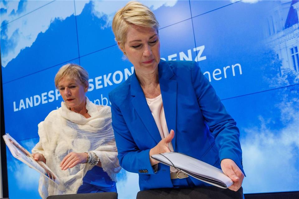 Ministerpräsidentin Manuela Schwesig (SPD) und ihre Stellvertreterin Simone Oldenburg (SPD) zeigen sich zufrieden.Jens Büttner/dpa