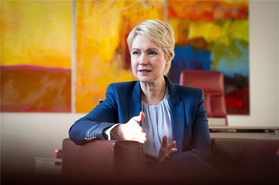 Ministerpräsidentin Manuela Schwesig findet, dass man den Einsatz der Arbeitenden nicht kleinreden soll. (Archivbild)Philip Dulian/dpa