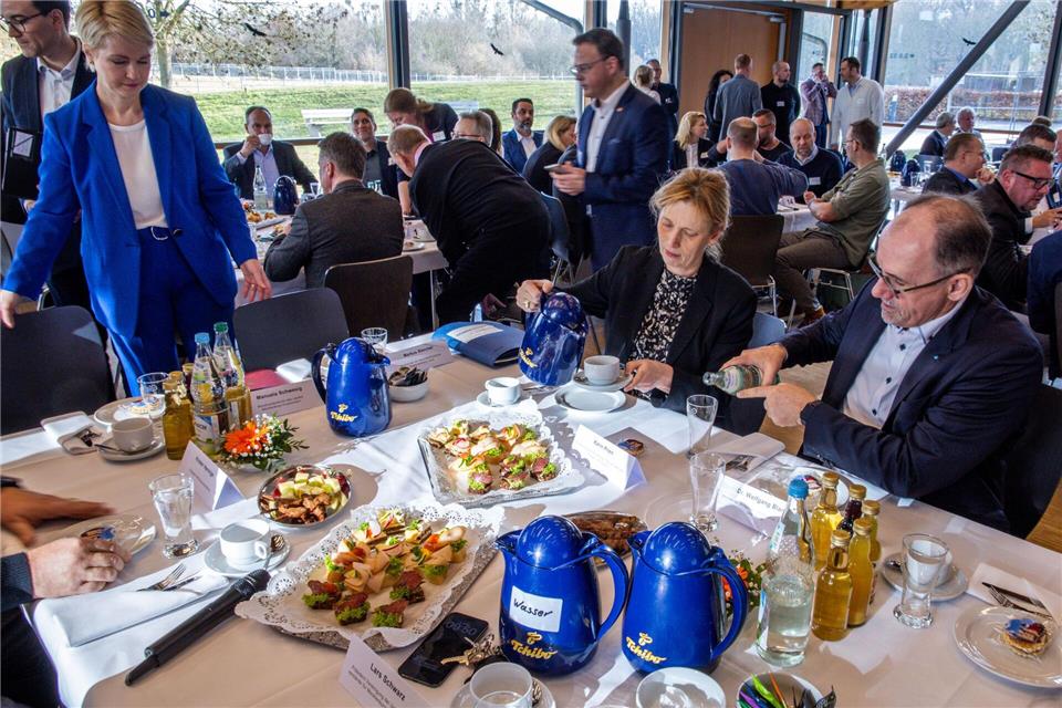 Ministerpräsidentin Manuela Schwesig (l. SPD) betont die enge Zusammenarbeit von Regierung, Wirtschaft, Gewerkschaften und Arbeitsverwaltung zur Stärkung der WirtschaftJens Büttner/dpa