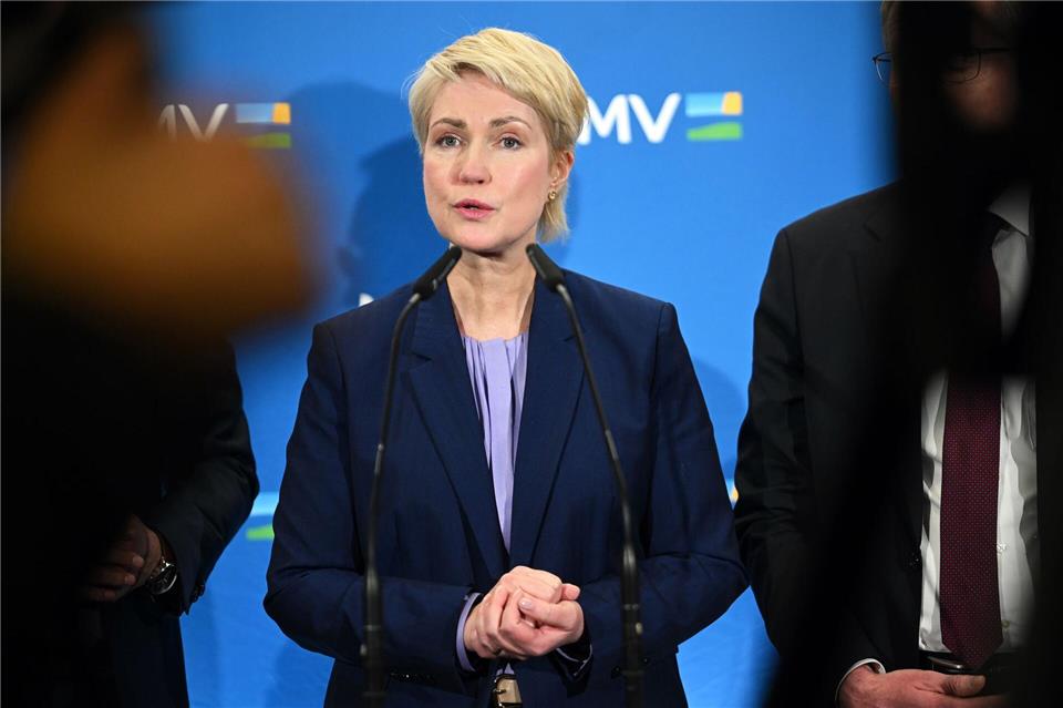 Ministerpräsidentin Manuela Schwesig unterzeichnete mit den Spitzen der Kommunen in MV eine Verwaltungsvereinbarung darüber, wie das Geld aus dem Investitionspaket des Bundes ausgegeben werden soll. (Archivbild)Britta Pedersen/dpa