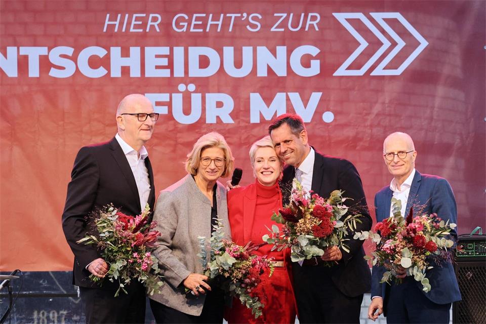 Ministerpräsidentin Schwesig (Mitte)  erhielt zum Wahlkampfendspurt Unterstützung von vier SPD-Ministerpräsidenten. Bernd Wüstneck/dpa