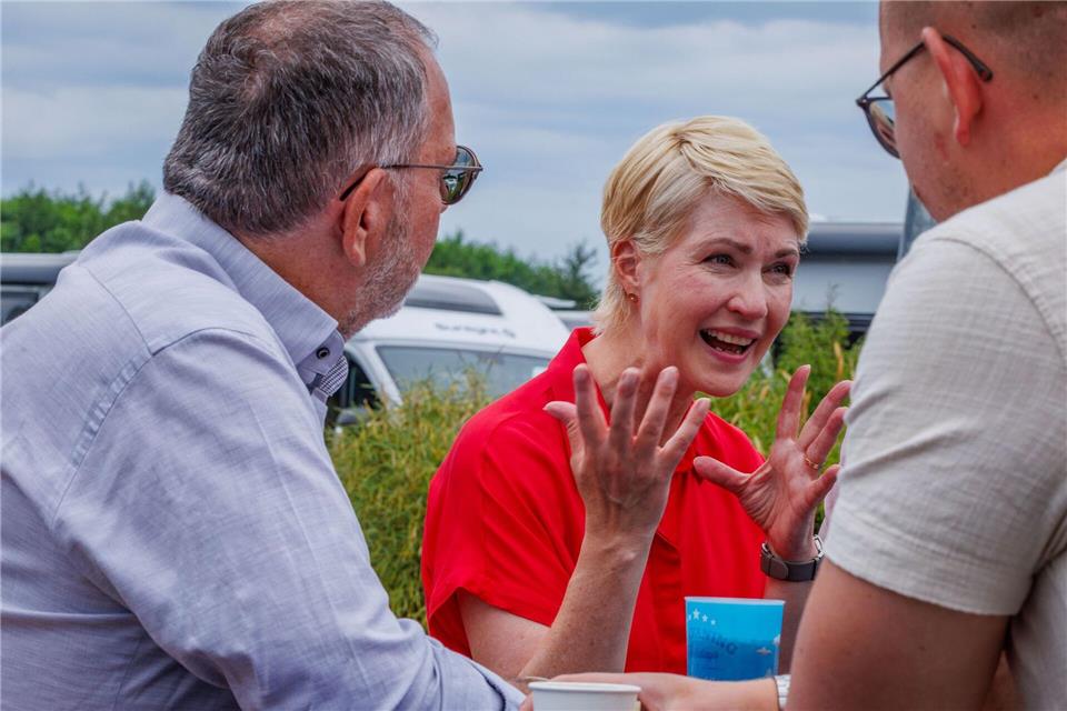 Ministerpräsidentin Schwesig bei ihrem ersten Wahlkampfauftritt im Gespräch mit Mitarbeitern eines Wohnmobilverkäufers in Kremmin.Jens Büttner/dpa