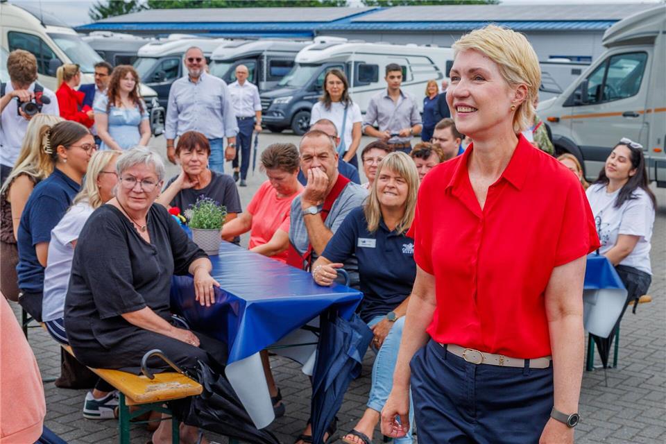 Ministerpräsidentin Schwesig beim Wahlkampfauftakt der SPD bei einem Wohnmobilverleiher. (Archivbild)Jens Büttner/dpa