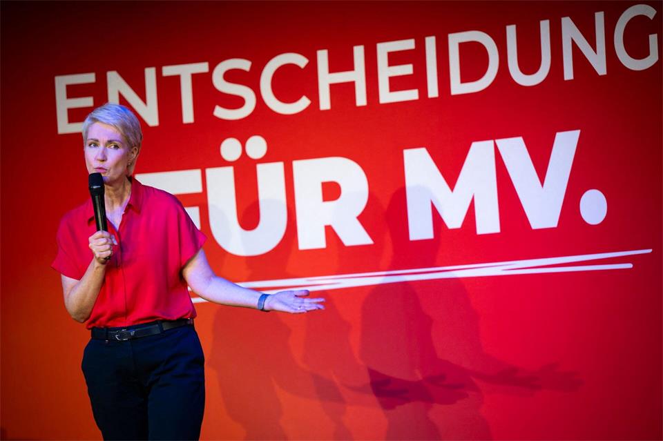 Ministerpräsidentin Schwesig beim Wahlkampftermin in Rostock. Philip Dulian/dpa