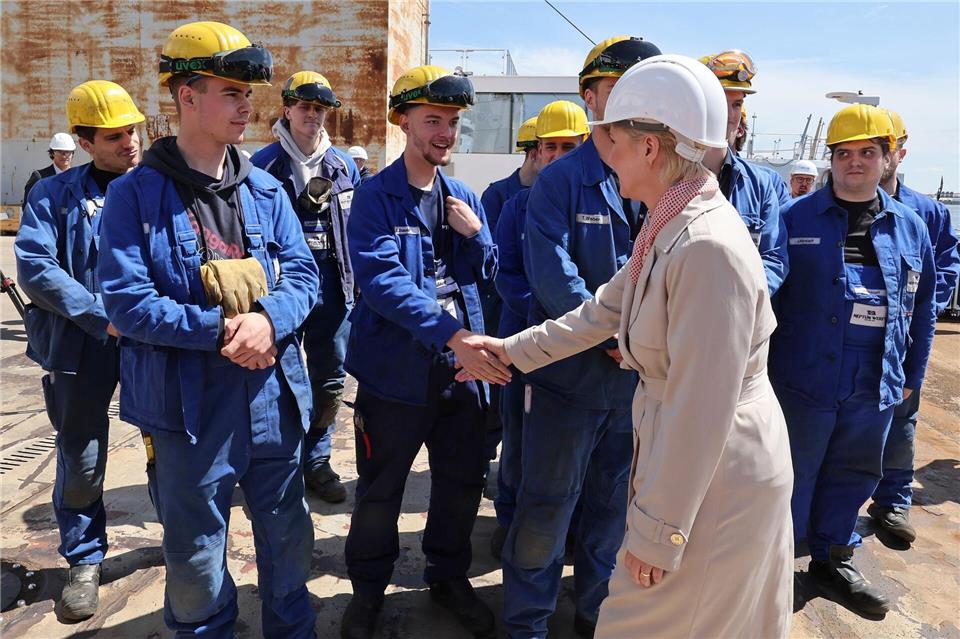 Ministerpräsidentin Schwesig fuhr nach der guten Nachricht auf die Neptun Werft. Bernd Wüstneck/dpa