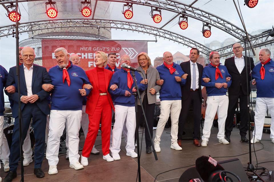 Ministerpräsidentin Schwesig schunkelt mit Shanty-Chor und Amtskollegen.    Bernd Wüstneck/dpa
