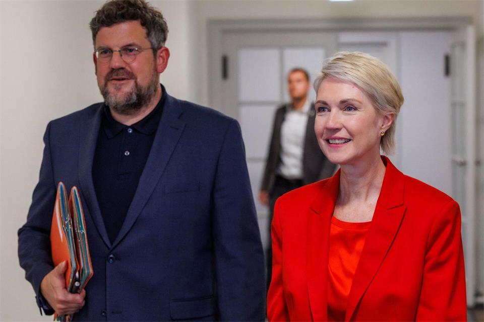 Ministerpräsidentin Schwesig und SPD-Generalsekretär Barlen vor der ersten Fraktionssitzung der Partei nach der Landtagswahl in MV. Jens Büttner/dpa