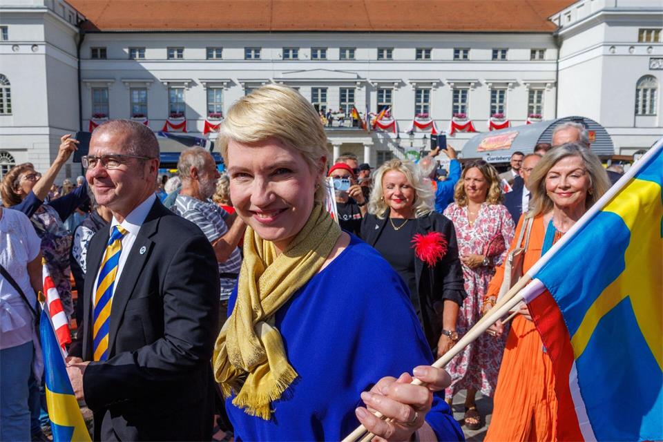 Ministerpräsidentin Schwesig und Wismars Bürgermeisters Junge zogen vom Rathaus zur Bühne.  Jens Büttner/dpa