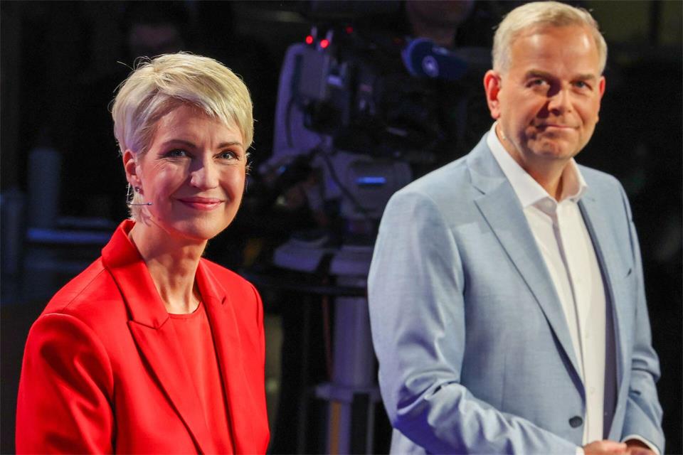 Ministerpräsidentin Schwesig und ihr Herausforderer Holm kurz vor Beginn der TV-Debatte im NDR.Jens Büttner/dpa