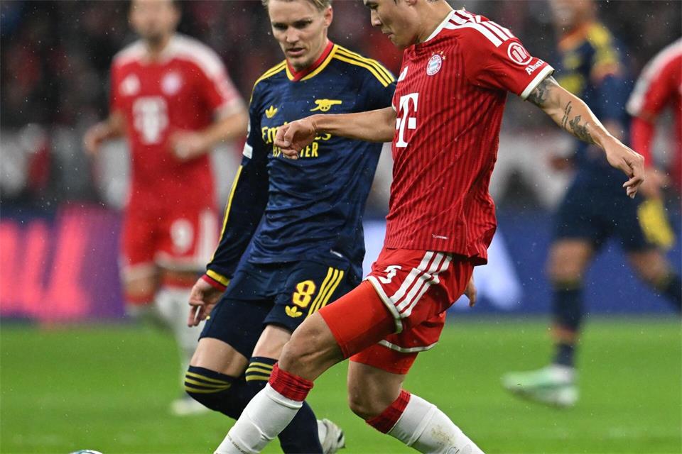 Minjae Kim (r) konnte nur bis zur Pause seinen Job als Verteidiger erledigen. Sven Hoppe/dpa