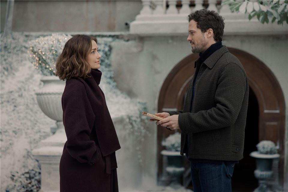 Minka Kelly und Tom Wozniczka spielen im romantischen Weihnachtsfilm „Champagne Problems“.Mika Cotellon/Netflix/dpa