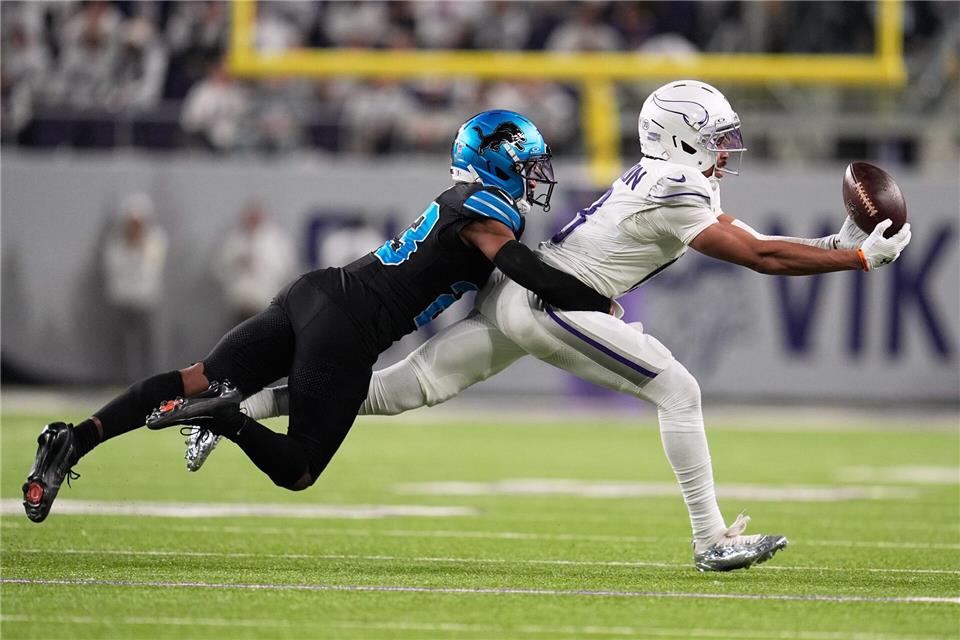 Minnesota Vikings Wide Receiver Justin Jefferson (r) fängt einen Pass.Abbie Parr/AP/dpa