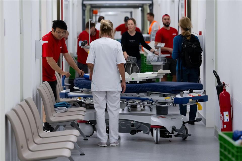 Minutiöse Planung: Die Teams haben exakt festgelegte Zeitslots, um ihre Station umzuziehen.Sven Hoppe/dpa