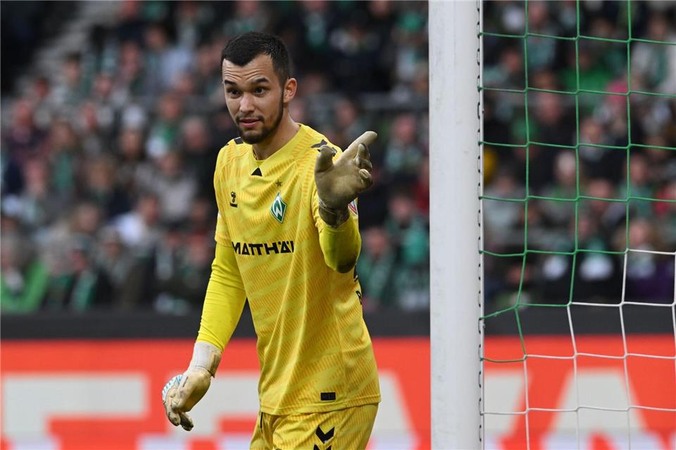 Mio Backhaus steht gegen Nordirland im U21-Tor. (Archivbild)Carmen Jaspersen/dpa