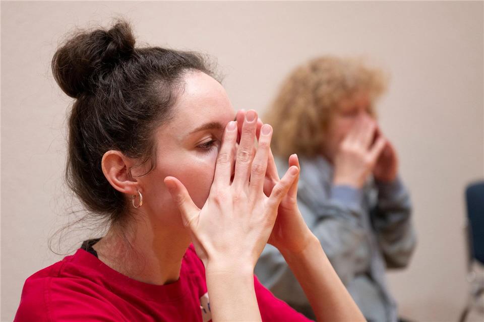 Miriam Karpf, Tanzvermittlerin, leitet den Kurs an.Boris Roessler/dpa