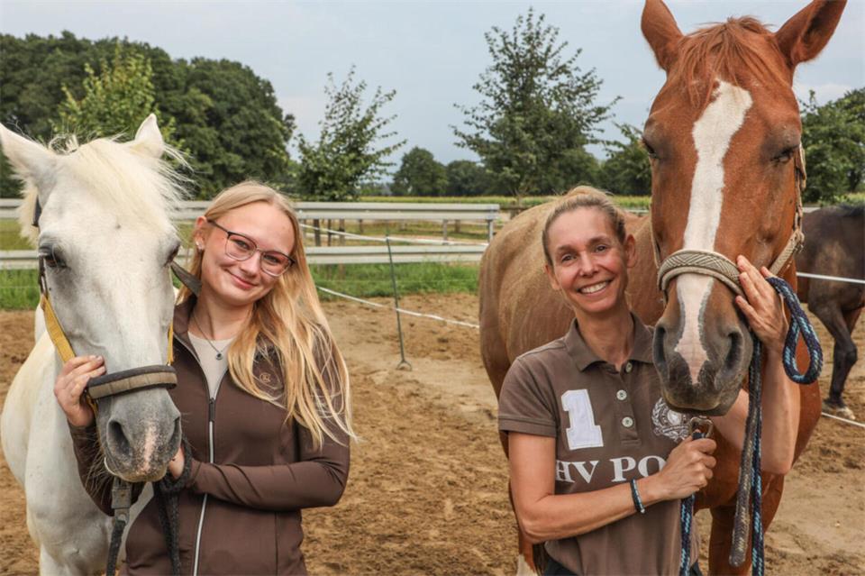 Mirjam Galgalewicz (rechts) und Jugendsprecherin Johanna Bierhoff (links) freuen sich mit den zehn Pferden des Vereines auf einen Neustart in Wertherbruch. „Jetzt kehrt Ruhe ein“, ist sich Galgalewicz nach turbulenten Jahren sicher.