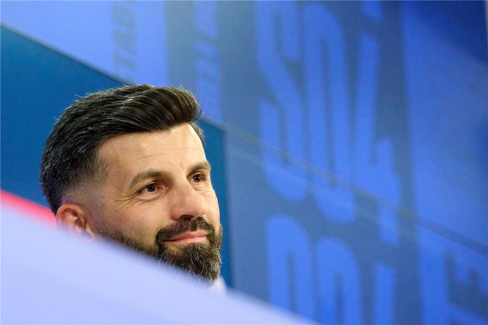 Fußball im Klopp-Style: Muslic startet bei „Gigant“ Schalke Miron Muslic hat sich offiziell auf Schalke vorgestellt.Bernd Thissen/dpa