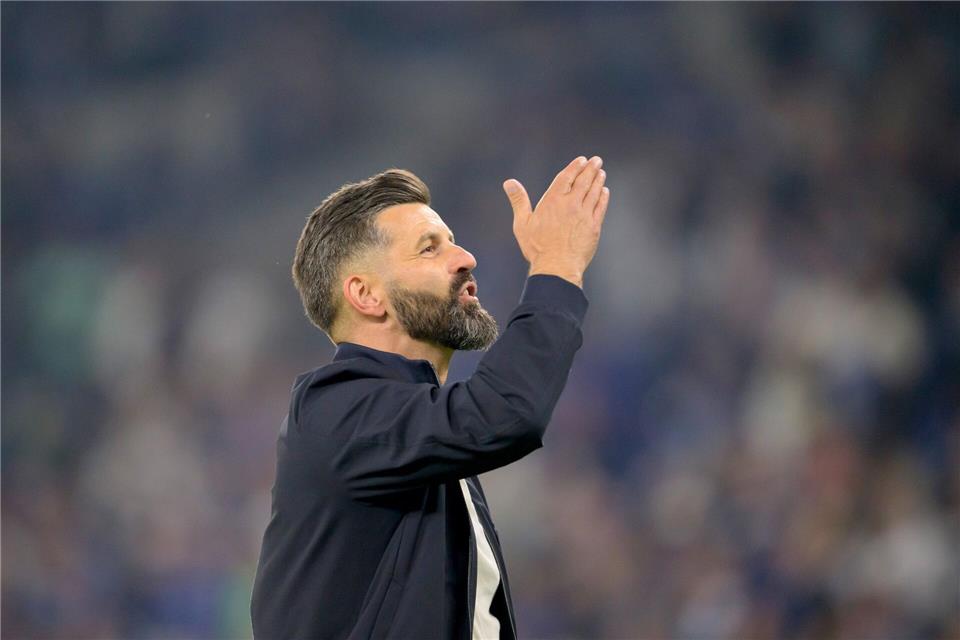 Miron Muslic jubelte nach dem Sieg gegen Bochum den Fans zu.Anke Waelischmiller/dpa