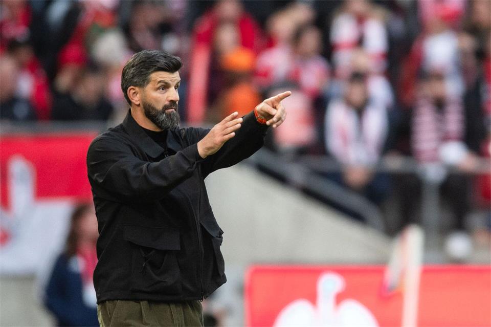Miron Muslic und Schalke 04 wollen ins Pokal-Achtelfinale einziehen.Marius Becker/dpa