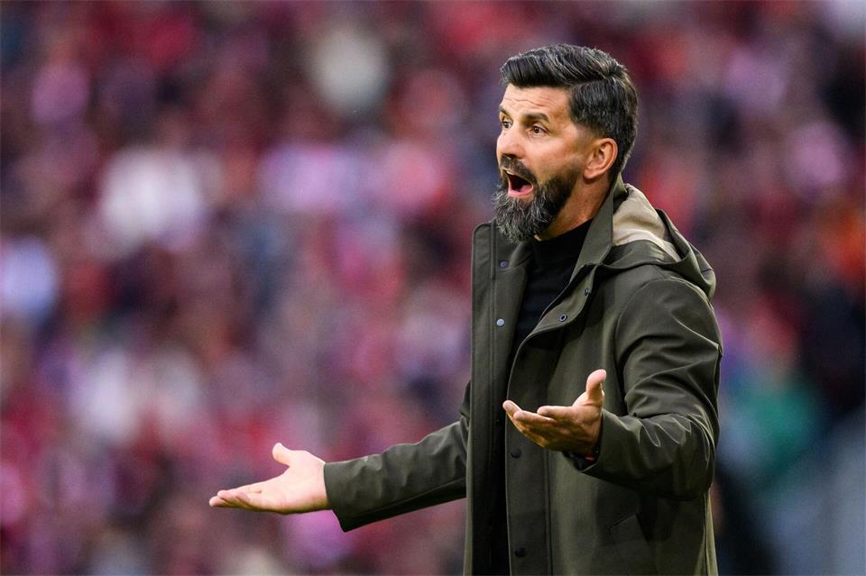 Miron Muslic und seine Schalker verloren in Freiburg mit 1:2.Tom Weller/dpa