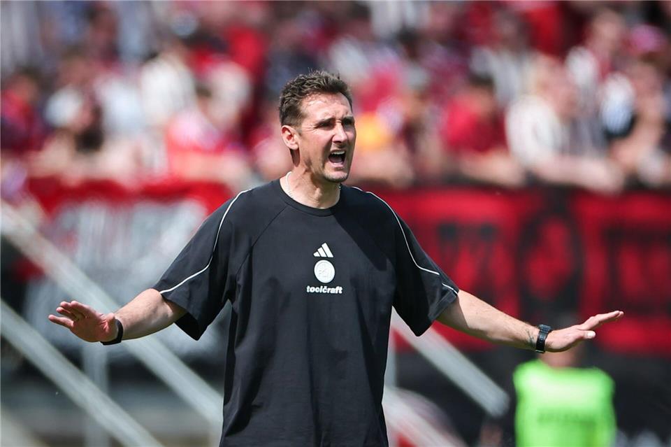 Miroslav Klose erlebt ein zähes Spiel seiner Mannschaft.Daniel Karmann/dpa