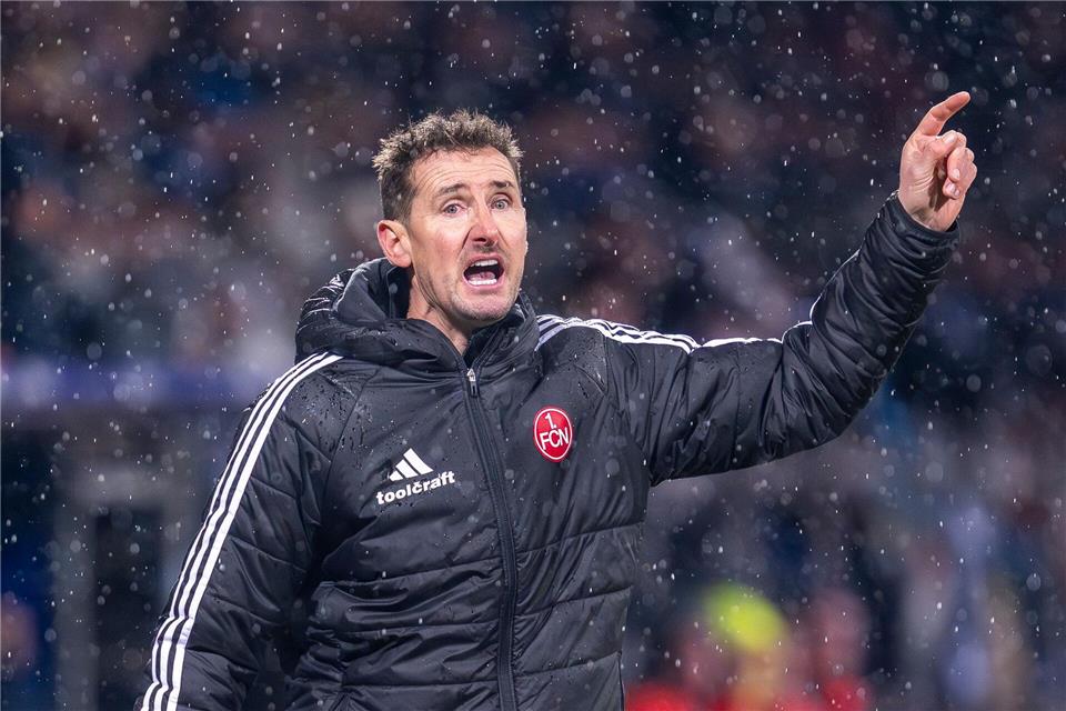 Miroslav Klose in Aktion am Spielfeldrand. (Archivbild)David Inderlied/dpa